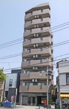 物件外観写真1　(鉄筋コンクリート造のがっちりとした造り。)