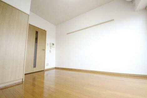 物件内観写真3　(6.8帖のきれいな洋室。)