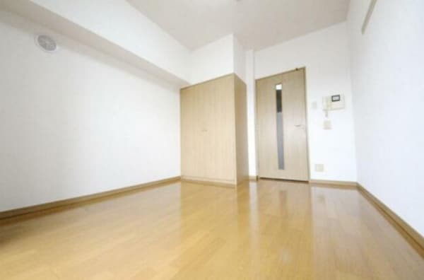 寝室(きれいなフローリング。)