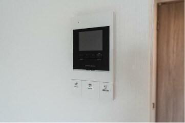 物件内観写真8　(モニター付きインターホンで防犯面も安心です！)