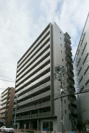 物件外観写真1　(鉄筋コンクリート造のがっちりとした建物。)