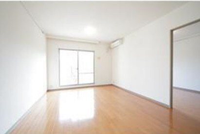 物件内観写真3　(明るい洋室。)