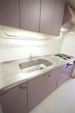 物件内観写真4　(3口コンロのシステムキッチン。)