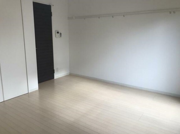 物件内観写真3　(8.2帖のきれいな洋室。)