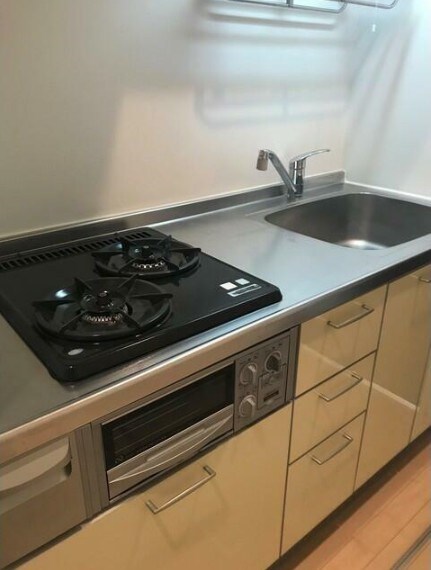 物件内観写真4　(2口ガスコンロのシステムキッチン。)