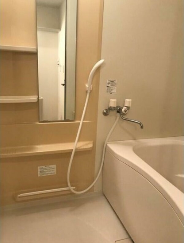 浴室(浴室乾燥機付きバス。)