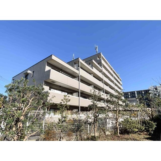 物件外観写真1　(鉄筋コンクリート造のがっちりとした建物。)