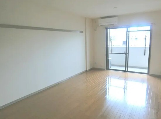 物件内観写真2　(明るい洋室！)