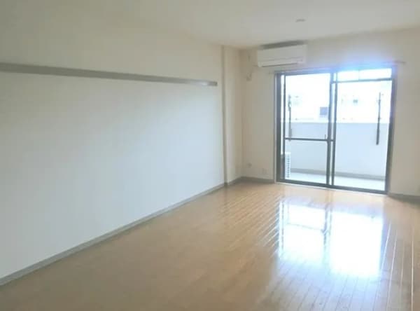 居室(明るい洋室！)