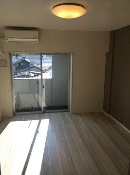 物件内観写真2　(8.1帖のきれいな洋室。)