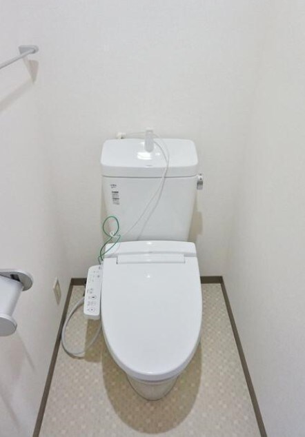 物件内観写真5　(温水洗浄便座。)