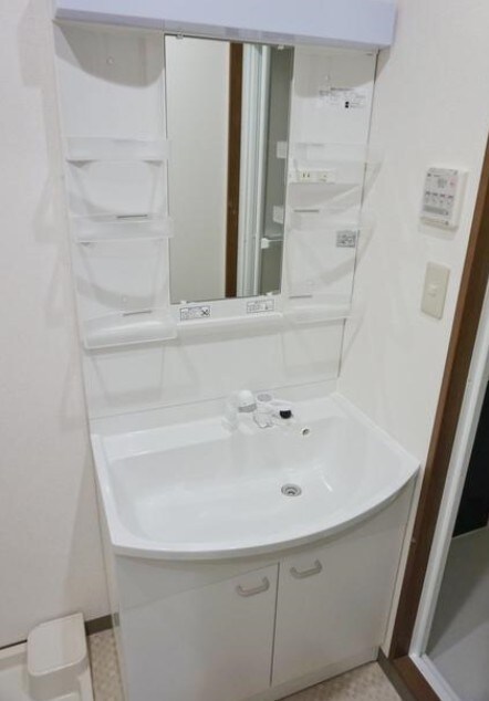 物件内観写真6　(嬉しい独立洗面台付き。)