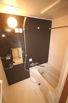 物件内観写真4　(追い焚き機能、浴室乾燥機付きバス。)