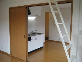 物件内観写真2　(明るい洋室！)