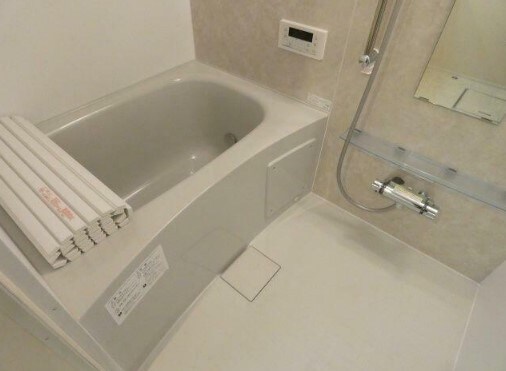 物件内観写真5　(追い焚き機能、浴室乾燥機付きバス。)