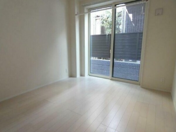 寝室(きれいなフローリング。)