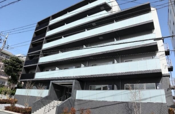 物件外観写真1　(鉄筋コンクリート造のがっちりとした建物。)