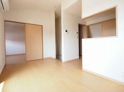 物件内観写真2　(明るい洋室！)