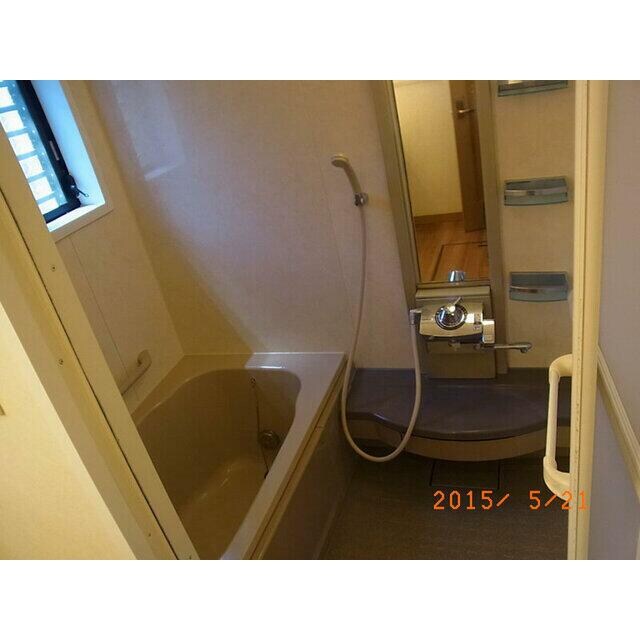 物件内観写真4　(追い焚き機能付きバス。)