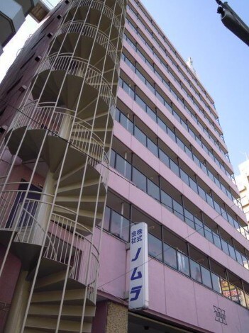 物件外観写真1　(鉄筋コンクリート造のガッチリとしたマンション。)