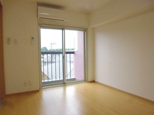 物件内観写真8　(6.0帖の綺麗な洋室。)