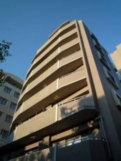 物件外観写真1　(鉄筋コンクリート造のがっちりとした建物。)