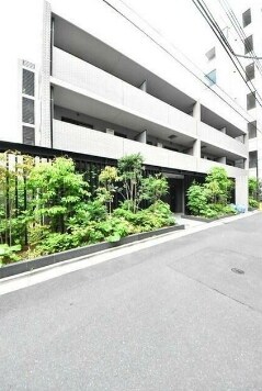 物件外観写真1　(鉄筋コンクリート造のがっちりとした建物。)