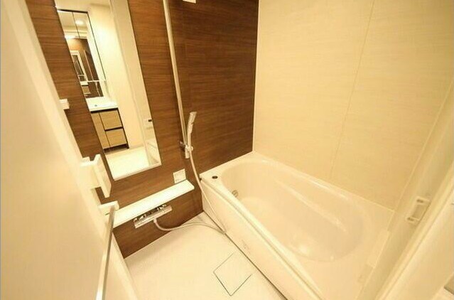 物件内観写真4　(追い焚き機能、浴室乾燥機付きバス。)