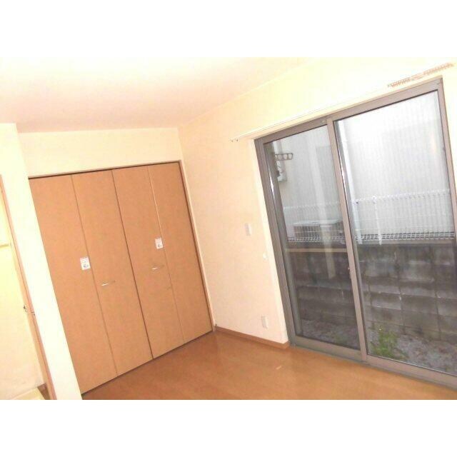 物件内観写真2　(6.0帖のきれいな洋室。)