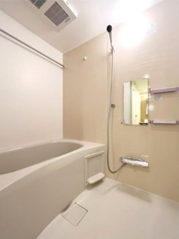 浴室(浴室乾燥機付きバス。)