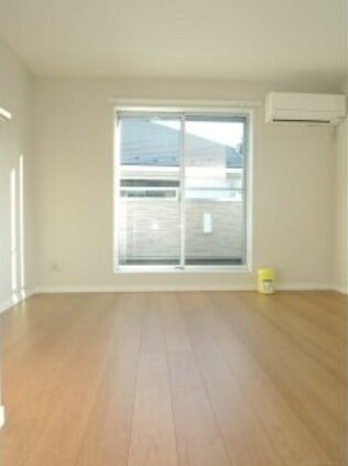 物件内観写真2　(明るい洋室！)