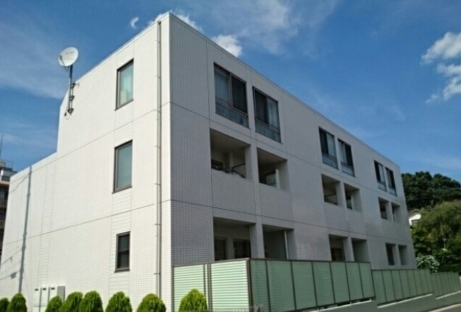 物件外観写真1　(鉄筋コンクリート造のがっちりとした造り。)