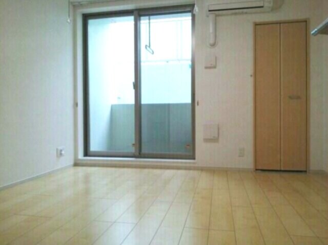 物件内観写真3　(7.4帖のきれいな洋室。)