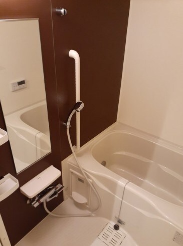 物件内観写真5　(追い焚き機能、浴室乾燥機付きバス。)