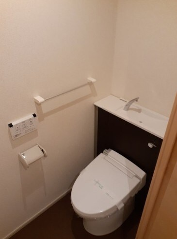 物件内観写真6　(温水洗浄便座。)