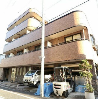 物件外観写真1　(鉄骨鉄筋コンクリート造のがっちりとした建物。)