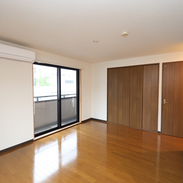 物件内観写真3　(10.0帖のきれいな洋室。)