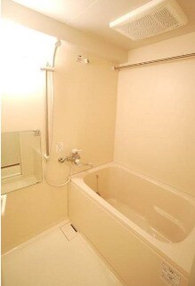 物件内観写真5　(追い焚き機能、浴室乾燥機付きバス。)