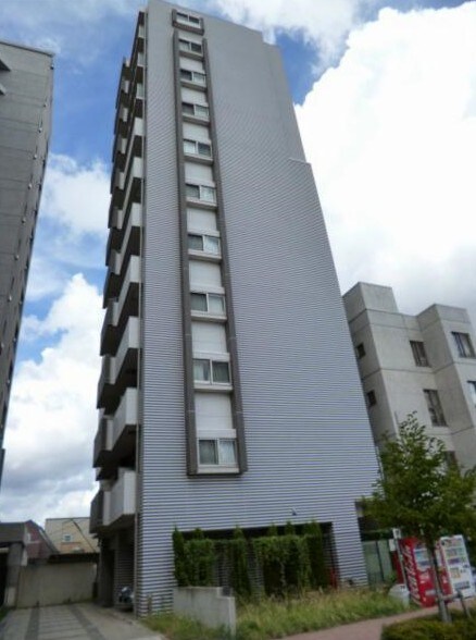 物件外観写真1　(鉄筋コンクリート造のがっちりとした建物。)