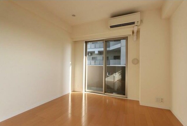 物件内観写真5　(6帖のきれいな洋室。)