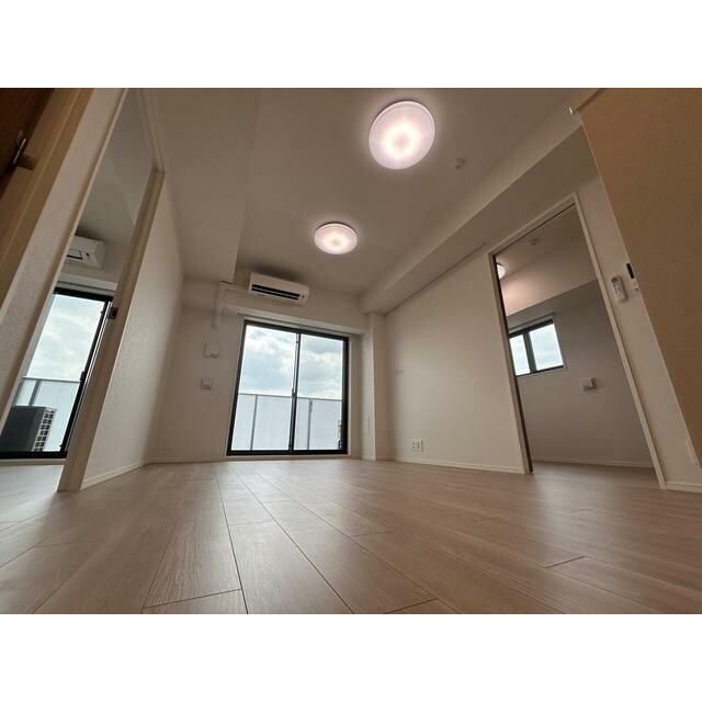 物件内観写真2　(10.0帖のきれいなLDK。)