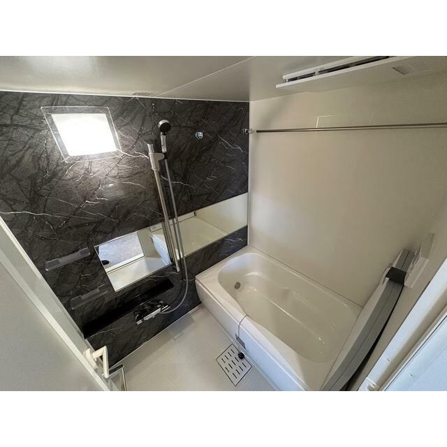 物件内観写真4　(追い焚き機能、浴室乾燥機付きバス。)