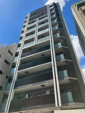 物件外観写真1　(鉄筋コンクリート造のがっちりとした建物。)