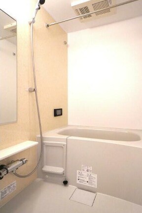 物件内観写真5　(追い焚き機能、浴室乾燥機付きバス。)