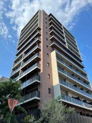 物件外観写真1　(鉄筋コンクリート造のがっちりとした建物。)