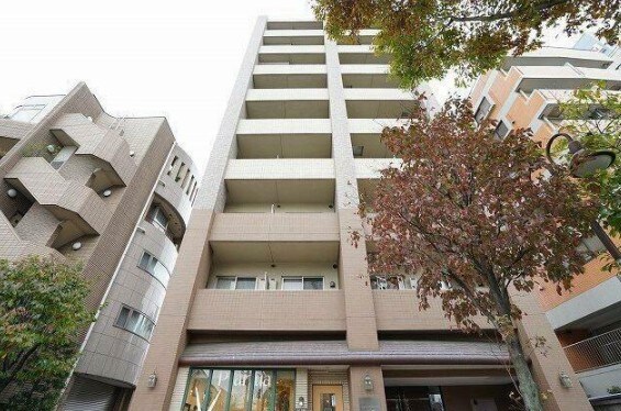 物件外観写真1　(鉄筋コンクリート造のがっちりとした建物。)