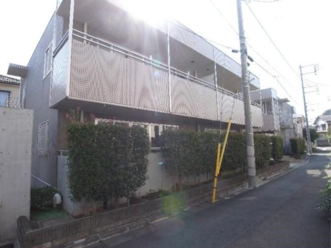 物件外観写真1　(鉄骨造のマンションです。)