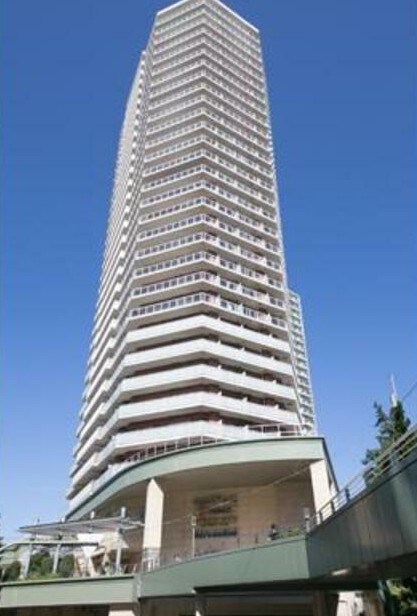 物件外観写真1　(鉄骨鉄筋コンクリート造のがっちりとした建物。)