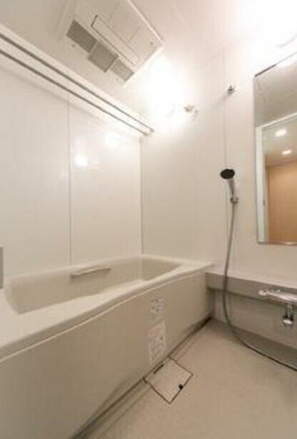 物件内観写真5　(追い焚き機能、浴室乾燥機付きバス。)