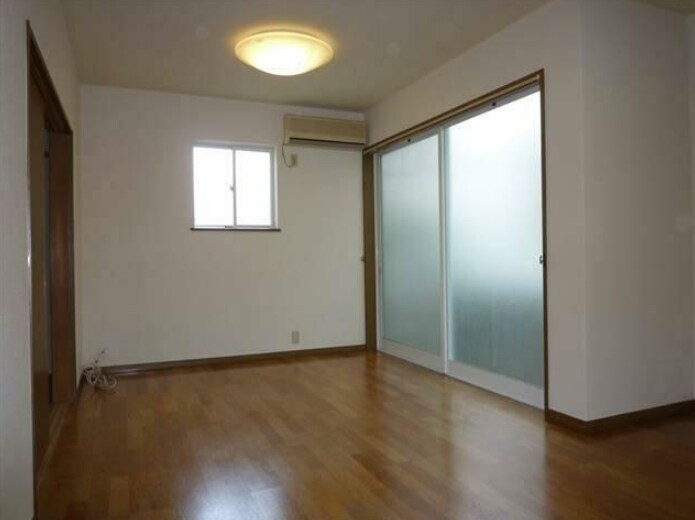 物件内観写真2　(10.5帖のきれいなLDK。)